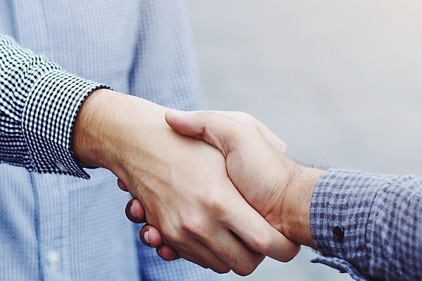 포토 JPG 해외이미지 직업 손 여자 남자 행복 백그라운드 컨셉 2 비즈니스 통신 성공 악수 함께함 사람 성인 사람없음 친구 사무실 우주 힘 거래 인사 직장인 비즈니스맨 비즈니스우먼 닫기 고객 동맹 떨림 동의 지원 해외202004 해외포토 감정 관계 모션 손짓 신체부위 예절 파일형식 이미지허브