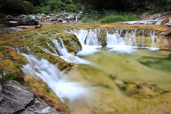 포토 JPG 해외이미지 여행 자국 모션 사람없음 물 파란색 계곡 중국 힘 폭포 흐름 개울 실크 상쾌 느림 블러 지질 지질학 효과 해외202004 해외포토 자연요소 교육 감정 아시아 컬러 컨셉 자연 강 직물 파일형식 이미지허브