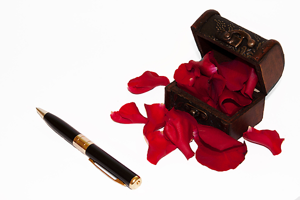 포토 JPG 해외이미지 식물 꽃잎 꽃 백그라운드 꽃무늬 자연 휴가 발렌타인데이 선물 사랑 사람없음 야외 목재 빨간색 연필 장미 벚꽃 축하 신선 개화 닫기 편지 싱글 내추럴 궤 해외202004 해외포토 나무 감정 컬러 컨셉 무늬 재료 모션 데이이벤트 학용품 필기구 생태계 파일형식 이미지허브