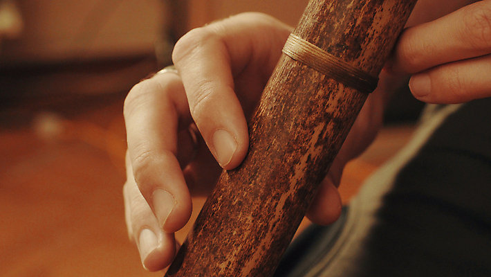 포토 JPG 해외이미지 백인 1 남자 음악 놀이 주택 실내 관리 미술 한명 사람 목재 노란색 음악가 기구 닫기 싱글 플레이어 혼자 해외202004 해외포토 서양인 나무 직업 컬러 재료 모션 문화예술 내부 건물 파일형식 이미지허브