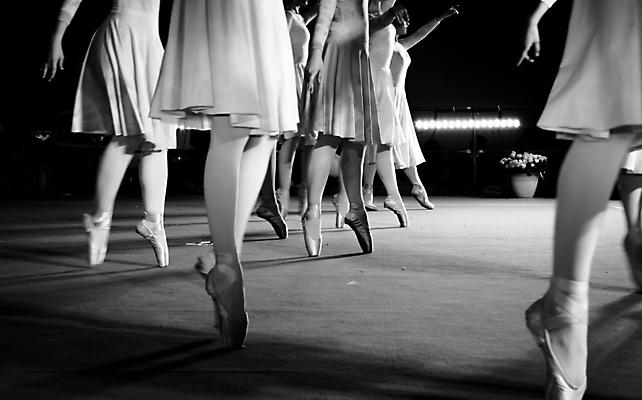 포토 JPG 해외이미지 여자 리본 신발 발 소녀 사람없음 점프 어둠 공연 춤 우아함 발레 발레리나 발레복 장면 해외202004 해외포토 옷 어린이 컨셉 모션 문화예술 사람 이벤트 신체부위 파일형식 이미지허브