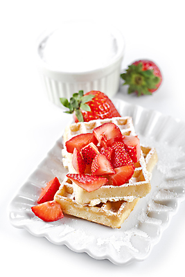 포토 JPG 해외이미지 그릇 접시 조각 딸기 사람없음 와플 슈가파우더 해외포토 식기 과일 디저트 파일형식 이미지허브