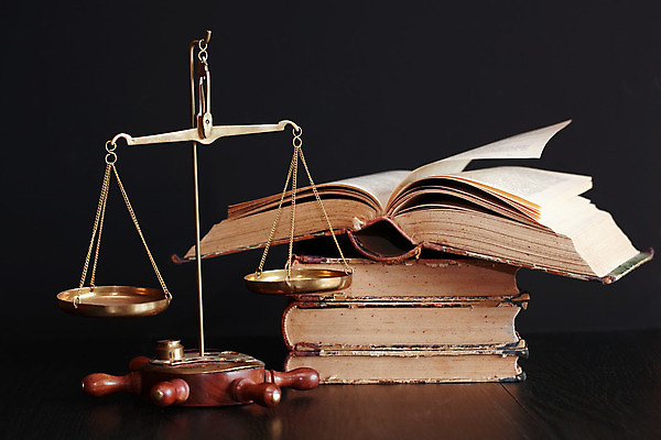 포토 JPG 해외이미지 검은배경 실내 사람없음 오브젝트 법 양팔저울 법전 해외202004 해외포토 백그라운드 저울 내부 책 검은색 파일형식 이미지허브