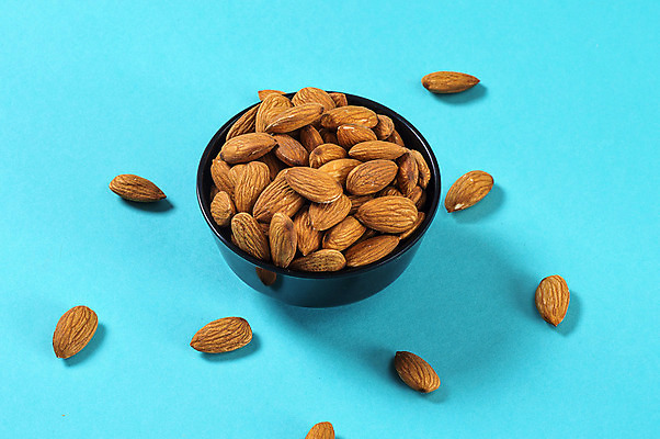 포토 JPG 해외이미지 그릇 백그라운드 다이어트 건조 사람없음 파란색 아몬드 해외202004 해외포토 식기 컬러 건강 견과류 파일형식 이미지허브
