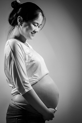 포토 JPG 해외이미지 백인 여자 행복 백그라운드 신체 엄마 새로움 관리 사랑 한명 유행 검은색 임신 육아 흰색 아기 잡기 해외202004 해외포토 서양인 1 감정 컬러 컨셉 가족 모션 사람 파일형식 이미지허브