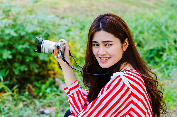 포토 JPG 해외이미지 식물 모델 1 응시 여자 꽃 행복 얼굴 밭 태국 아침 휴식 건강 사랑 한명 웃음 사람 동양인 성인 야외 노란색 봄 기쁨 꿈 자유 입 치아 해외202004 해외포토 주간 시선 계절 감정 아시아 컬러 컨셉 농업 표정 인종 신체부위 소화기관 파일형식 이미지허브