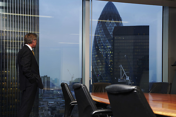 포토 JPG 해외이미지 백인 직업 응시 남자 비즈니스 CEO 창문 탁자 성공 직장 한명 서기 사람 정장 성인 건물 사무실 힘 방 도시 업무 체험 야간 대표 회의실 경영자 런던 경영 정중 제어 혼자 해외202004 해외포토 자연요소 서양인 1 건축물 시선 옷 가구 컨셉 회사 모션 영국 작업 리더 파일형식 이미지허브