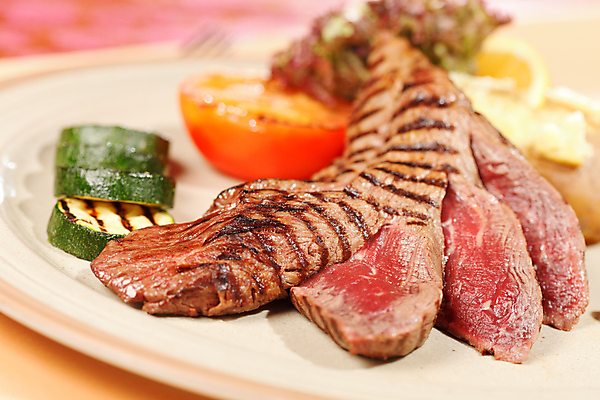 포토 JPG 해외이미지 접시 음식 조각 토마토 채소 콩 육류 스테이크 요리 사람없음 빨간색 초록색 식당 식사 저녁식사 소고기 신선 혈액 우아함 맛 그릴 상추 자르기 준비 점심식사 단백질 등심 주키니 해외202004 해외포토 식기 컬러 컨셉 식재료 모션 주방용품 곡류 서양음식 상점 영양소 파일형식 이미지허브