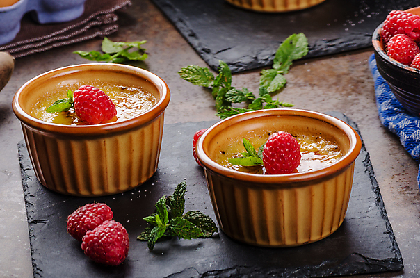 포토 JPG 해외이미지 그릇 실내 사람없음 민트 산딸기 돌판 크렘브륄레 갈색배경 해외202004 해외포토 식기 백그라운드 과일 디저트 내부 갈색 돌_바위 허브 파일형식 이미지허브