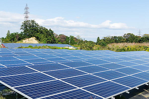 포토 JPG 해외이미지 산업 백그라운드 자연 하늘 사람없음 초록색 파란색 빛 글로벌 태양 농장 환경 재활용 발전기 에너지 판넬 태양에너지 패널 이산화탄소 해외202004 해외포토 자연요소 컬러 농업 발전소 그린에너지 친환경 생태계 파일형식 이미지허브