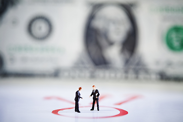 포토 JPG 해외이미지 회의 협력 실내 대화 사람없음 아웃포커스 금융 달러 비즈니스맨 토론 흰배경 외화 금융비즈니스 인물미니어처 해외202004 해외포토 남자 백그라운드 돈 비즈니스 촬영기법 말하기 내부 경제 미니어처 흰색 직장인 파일형식 이미지허브