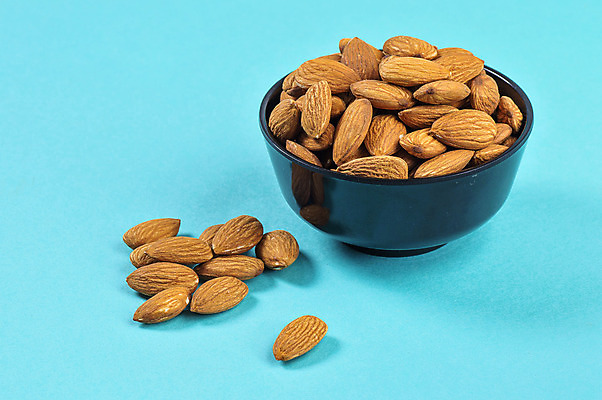포토 JPG 해외이미지 그릇 백그라운드 다이어트 건조 사람없음 파란색 아몬드 해외202004 해외포토 식기 컬러 건강 견과류 파일형식 이미지허브