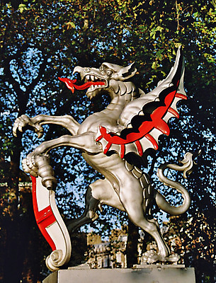 포토 JPG 해외이미지 돈 비즈니스 영국 잉글랜드 사람없음 빨간색 금융 힘 꿈 회색 용 도시 수비 보호 은색 큼 심볼 손목시계 런던 보안 공상 방패 타운 경보 몬스터 악몽 해외202004 해외포토 유럽 시계 컬러 컨셉 장신구 모션 안전 경제 재산 크기 파일형식 이미지허브