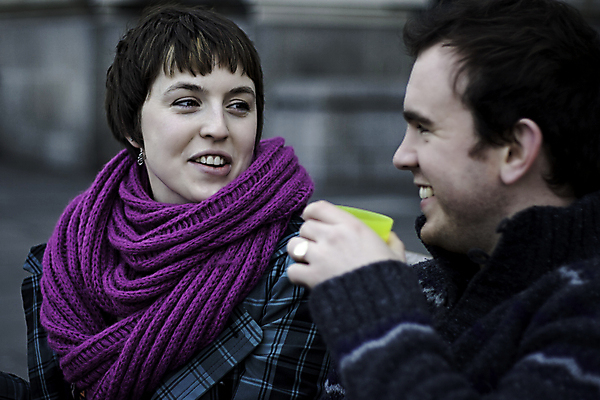 포토 JPG 해외이미지 커플 여자 행복 음료 겨울 날씨 영국 함께함 따뜻함 사랑 웃음 사람 야외 두명 머그컵 추위 마시기 런던 유대감 정확 해외202004 해외포토 계절 감정 유럽 컨셉 관계 모션 표정 컵 파일형식 이미지허브