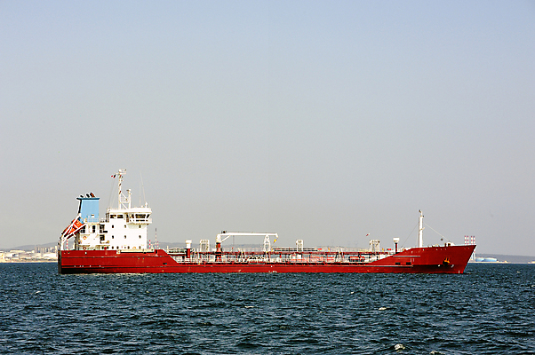 포토 JPG 해외이미지 유럽 산업 바다 비즈니스 교통시설 하늘 사람없음 물 글로벌 검은색 프랑스 화물 보트 석유 큼 화물선 무역 함선 상업 탱크 연료 수납 무거움 물류 마르세유 수입 유조선 해외202004 해외포토 자연요소 나라 컬러 교통 배_교통 운송업 무게 크기 시설 파일형식 이미지허브