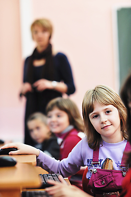 포토 JPG 해외이미지 여자 교육 남자 행복 어린이 의자 교실 학교 수업 함께함 한명 사람 앉기 소년 여러명 성인 친구 스터디 컴퓨터 교사 가르침 그룹 책상 해외202004 해외포토 직업 1 감정 가구 다수 컨셉 관계 모션 전자제품 학습 파일형식 이미지허브
