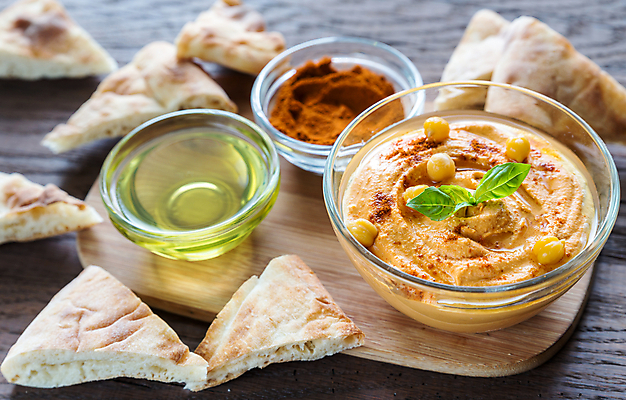 포토 JPG 해외이미지 그릇 실내 사람없음 향신료 나무도마 병아리콩 중동음식 피타 나무배경 해외202004 훔무스 해외포토 식기 음식 빵 백그라운드 콩 도마 내부 목재 향미료 파일형식 이미지허브