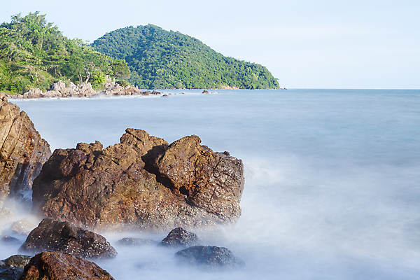 포토 JPG 해외이미지 실루엣 물결 모래 파도 바다 섬 여행 백그라운드 이동 패턴 모션 자연 하늘 휴가 휴식 풍경 사람없음 초록색 물 여름 파란색 빛 검은색 어둠 일몰 꿈 안개 바위 저녁 장면 석호 블러 몽환 해외202004 해외포토 자연요소 계절 컬러 컨셉 무늬 날씨 촬영기법 노을 돌_바위 야간 생태계 파일형식 이미지허브