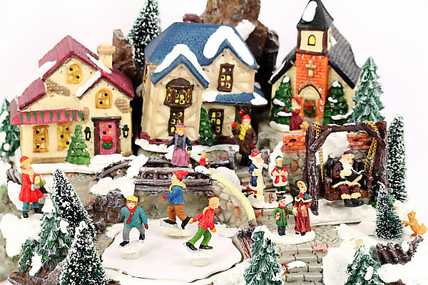 포토 JPG 해외이미지 모델 어린이 크리스마스 겨울 휴가 거리 주택 사람 사람없음 건물 장난감 숫자 마을 스케이팅 수확 복고 과거 타운 옛날 해외202004 해외포토 문자 건축물 계절 기념일 컨셉 농업 겨울스포츠 도시 파일형식 이미지허브