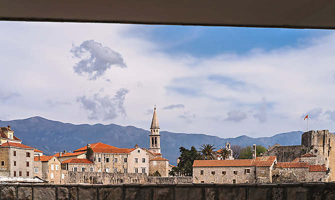 포토 JPG 해외이미지 외관 유럽 문화 벽 바다 건축양식 벽돌 산 파노라마 굴뚝 사람없음 건물 빨간색 파란색 도시풍경 교회 탑 검은색 도시 성 센터 중세 도심 큼 지중해 타일 타운 크로아티아 종탑 몬테네그로 발칸반도 부드바 옛날 인기 해외202004 해외포토 건축물 건축 나라 컬러 종교건축 촬영기법 풍경 역사 크기 파일형식 이미지허브