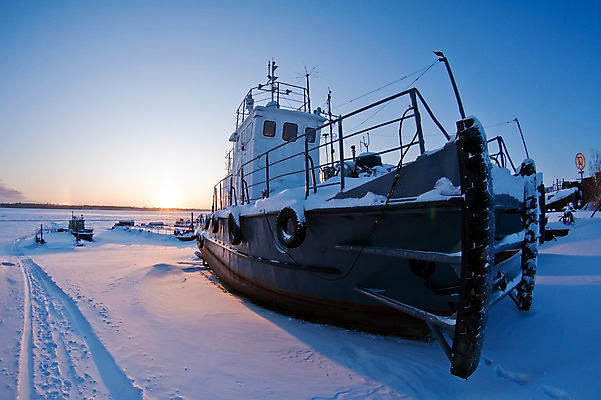 포토 JPG 해외이미지 계절 산업 겨울 하늘 날씨 항해 풍경 사람없음 야외 강 햇빛 항구 냉동 얼음 침묵 황혼 일몰 추위 흰색 보트 북극 함선 서리 러시아 북쪽 옛날 해외202004 해외포토 자연요소 유럽 컬러 배_교통 교통시설 태양 노을 소리 극지방 방향 파일형식 이미지허브