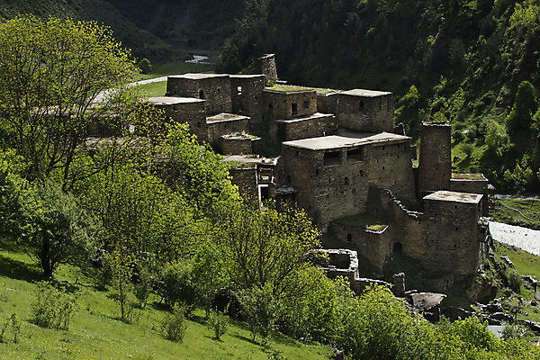포토 JPG 해외이미지 문화 여행 건축양식 자연 산 협상 사람 사람없음 야외 여름 강 마을 탑 바위 성 중세 역사 중앙 남쪽 옛날 조지아 해외202004 해외포토 건축물 계절 건축 비즈니스 돌_바위 방향 생태계 동유럽 파일형식 이미지허브