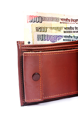 포토 JPG 해외이미지 종이 백그라운드 지폐 돈 비즈니스 성공 실내 사람없음 금융 숫자 갈색 판매 동전 검은색 흰색 오픈 지갑 재산 구매 가죽 가득함 결제 월급 대출 고립 수입 자금 많음 해외202004 해외포토 문자 컬러 컨셉 내부 경제 쇼핑 파일형식 이미지허브