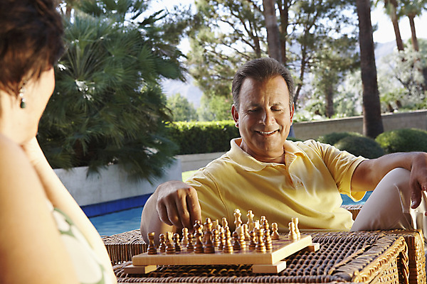 포토 JPG 해외이미지 주간 응시 여자 남자 여유 수영장 실내 미소 상반신 성인 야외 두명 앞모습 뒷모습 여름휴가 바캉스 체스말 체스 시원함 체스판 성인만 해외202004 해외포토 자연요소 시선 감정 뷰포인트 놀이 휴가 표정 사람 내부 말_게임 파일형식 여름_계절 이미지허브