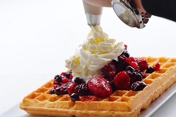 포토 JPG 해외이미지 스튜디오촬영 손 딸기 아이스크림 신체부위 달콤 크림 블루베리 산딸기 블랙베리 와플 짜기 짤주머니 해외202004 해외포토 과일 모션 디저트 실내 사람 맛 제빵도구 파일형식 이미지허브