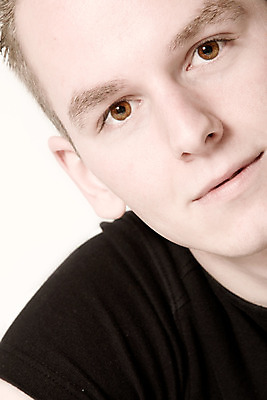 포토 JPG 해외이미지 스튜디오촬영 백인 응시 포즈 짧은머리 한명 소년 흰배경 고립 해외202004 해외포토 서양인 1 헤어스타일 시선 남자 어린이 백그라운드 실내 사람 흰색 파일형식 이미지허브