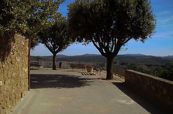 포토 JPG 해외이미지 나무 응시 공원 유럽 벤치 풍경 사람없음 평화 침묵 언덕 이탈리아문화 조경 토스카나 해외202004 해외포토 식물 시선 공공시설 나라 컨셉 의자 소리 이탈리아 유럽문화 파일형식 이미지허브