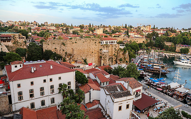 포토 JPG 해외이미지 바다 여행 요트 건축양식 휴가 사람없음 항구 도시 만 보트 역사 지중해 포트 타운 칠면조 옛날 해외202004 해외포토 건축 배_교통 교통시설 조류 파일형식 이미지허브