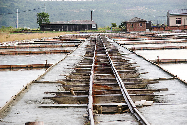 포토 JPG 해외이미지 식물 구름 계절 산업 바다 밭 공장 하늘 사람없음 야외 물 컬러풀 태양 반사 환경 기차 업무 기다림 제조 상품 수증기 트랙 소금 마차 S 밭일 선로 소금물 옛날 짠맛 철책 해외202004 해외포토 자연요소 알파벳 육상교통 교통수단 컬러 농업 공업 모션 대중교통 작업 맛 파일형식 이미지허브