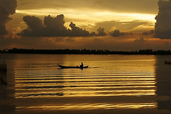 포토 JPG 해외이미지 구름 계절 실루엣 아시아 호수 바다 여행 오렌지 모션 자연 하늘 낚시 프레임 사람 풍경 사람없음 야외 가로 물 여름 강 태양 반사 노란색 평화 일출 맑음 일몰 보트 저녁 나룻배 베트남 카누 낚시꾼 노젓기 직사각형 줄서기 해외202004 해외포토 자연요소 도형 나라 컬러 컨셉 배_교통 과일 레저 날씨 촬영기법 노을 동남아시아 수상스포츠 야간 생태계 파일형식 이미지허브