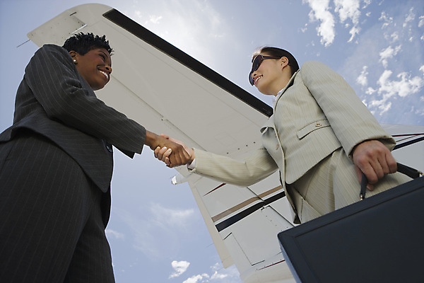 포토 JPG 해외이미지 여자 여행 날개 비즈니스 협력 악수 비행기 서기 미소 야외 두명 30대 여행가방 잡기 비즈니스우먼 만족 출장 옷입기 해외202004 해외포토 감정 가방 항공교통 모션 대중교통 표정 사람 손짓 장년 직장인 파일형식 이미지허브