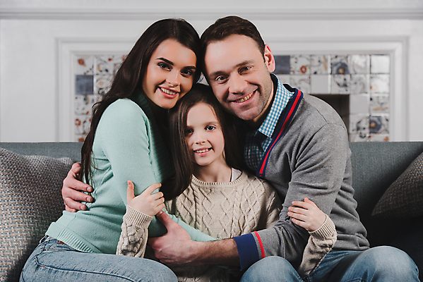 포토 JPG 해외이미지 백인 라이프스타일 딸 행복 어린이 가족 포옹 엄마 주택 함께함 굴뚝 사랑 사람 앉기 세명 소파 아빠 해외202004 해외포토 서양인 감정 컨셉 의자 관계 안기 모션 건물 생활 파일형식 이미지허브