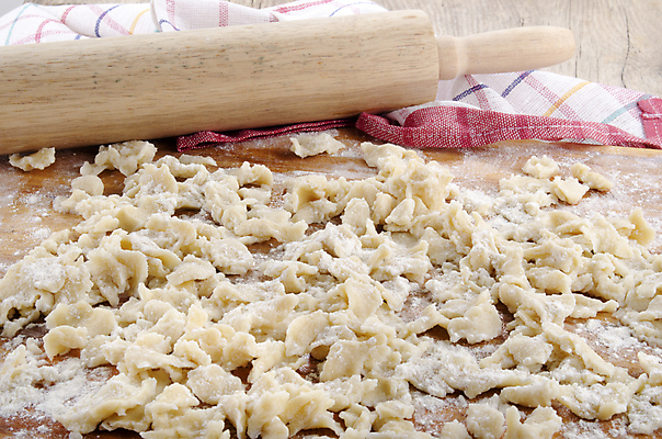 포토 JPG 해외이미지 전통 음식 사람없음 목재 흰색 신선 오스트리아 날것 반죽 밀가루 밀대 행주 해외202004 해외포토 나무 유럽 컬러 재료 주방용품 가루 청소도구 파일형식 이미지허브