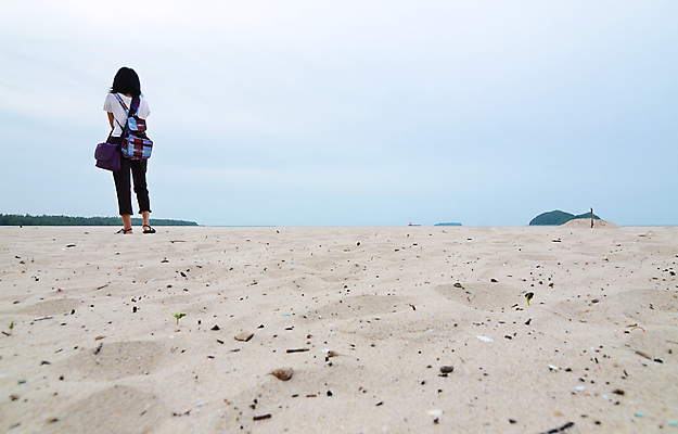 포토 JPG 해외이미지 여자 감정 모래 컨셉 따뜻함 한명 사람 10대 가로 파란색 평화 침묵 고요 슬픔 고독 명상 고민 걱정 호기심 애도 의심 배려 신앙심 우울증 혼자 해외202004 해외포토 1 컬러 청소년 소리 질병 파일형식 이미지허브