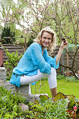 포토 JPG 해외이미지 전신 나무 긴머리 응시 여자 행복 바지 한명 웃음 앉기 세로 초록색 파란색 금발 선글라스 유행 정원 봄 흰색 자신감 우아함 유혹 날씬함 스타일 성인여자만 세련 해외202004 해외포토 식물 1 헤어스타일 시선 계절 감정 안경 컬러 컨셉 모션 하의 표정 사람 몸매 여자만 성인만 파일형식 이미지허브