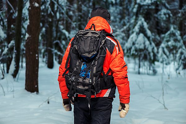 포토 JPG 해외이미지 주간 라이프스타일 남자 겨울 배낭 산 한명 풍경 상반신 성인 야외 뒷모습 걷기 산책 등산 트래킹 하이킹 추위 숲 백패커 하이커 눈내림 성인남자한명만 설산 해외202004 해외포토 자연요소 1 계절 뷰포인트 여행 가방 모션 레저 휴식 눈_날씨 사람 생활 남자한명만 성인남자만 파일형식 이미지허브
