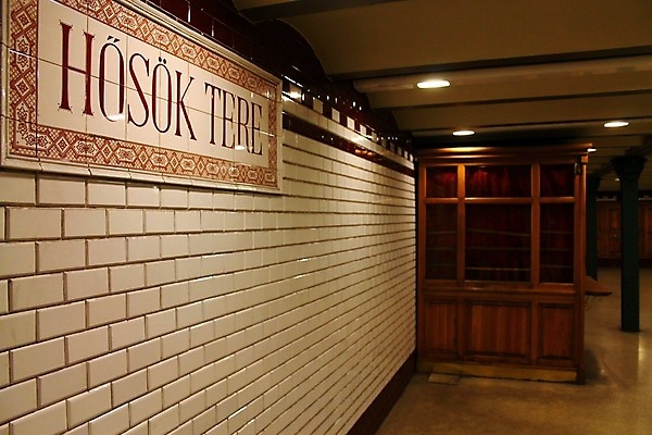 포토 JPG 해외이미지 유럽 전등 사람없음 목재 노란색 수확 도시 해충 야간 언덕 지하 헝가리 천연기념물 다뉴브강 부다페스트 옛날 해외202004 해외포토 자연요소 나무 나라 컬러 농업 재료 조명 벌레 동유럽 파일형식 이미지허브