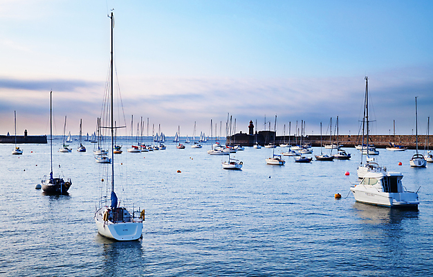 포토 JPG 해외이미지 바다 요트 하늘 등대 항해 풍경 사람없음 야외 물 파란색 항구 침묵 황혼 일몰 흰색 보트 저녁 포트 닻 해외202004 해외포토 자연요소 컬러 배_교통 교통시설 노을 소리 야간 파일형식 이미지허브