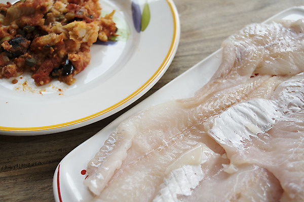 포토 JPG 해외이미지 접시 음식 토마토 재료 건강 어류 요리 사람없음 식사 맛 해산물 올리브 레시피 핸드메이드 해외202004 해외포토 식기 열매 컨셉 채소 수중동물 파일형식 이미지허브