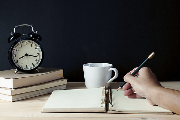 포토 JPG 해외이미지 학생 손 교육 종이 백그라운드 비즈니스 손가락 학교 설계 사람없음 책 갈색 검은색 쪽지 공책 공백 흰색 기록 시간 업무 오픈 책상 복고 페이지 해외202004 해외포토 컬러 가구 컨셉 문구용품 신체부위 작업 파일형식 이미지허브