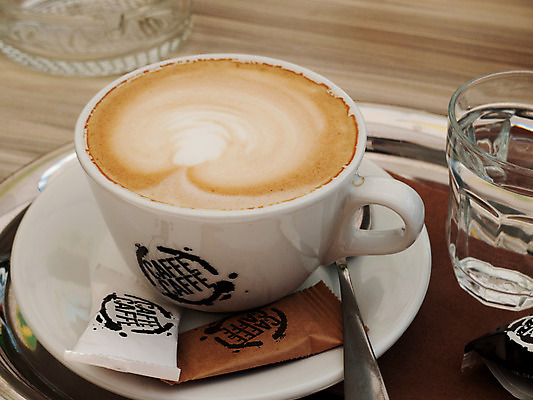 포토 JPG 해외이미지 유럽 커피 유리 탁자 호텔 거리 사람없음 물 식당 닫기 설탕 슬로바키아 해외202004 해외포토 자연요소 나라 음료 가구 모션 재질 숙소 상점 파일형식 이미지허브