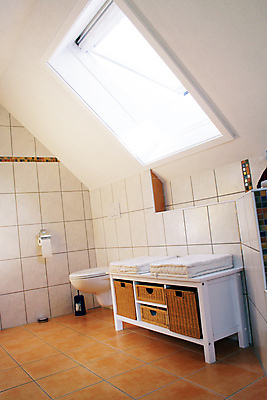 포토 JPG 해외이미지 디자인 선 벽 패턴 창문 유리 하늘 지붕 새로움 주택 프레임 실내 사람없음 내부 건물 옆모습 빨간색 반사 방 욕실 흰색 신선 오픈 정상 플라스틱 옥상 자르기 순수 묘사 만족 화장실 질감 롤러 뼈대 셔터 변기통 엘리먼트 위생관리 스타일 해외202004 해외포토 건축물 감정 뷰포인트 컬러 컨셉 무늬 모션 재질 관리 파일형식 이미지허브