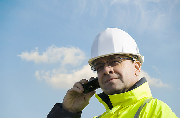 포토 JPG 해외이미지 직업 남자 산업 통신 모바일 노동자 세포 기술 대화 한명 사람 성인 스마트폰 핸드폰 에너지 과학기술 작업 엔지니어 헬멧 전화기 공학 유지 소통 해외202004 해외포토 1 교육 컨셉 말하기 전자제품 스마트기기 기술자 보호장비 파일형식 이미지허브