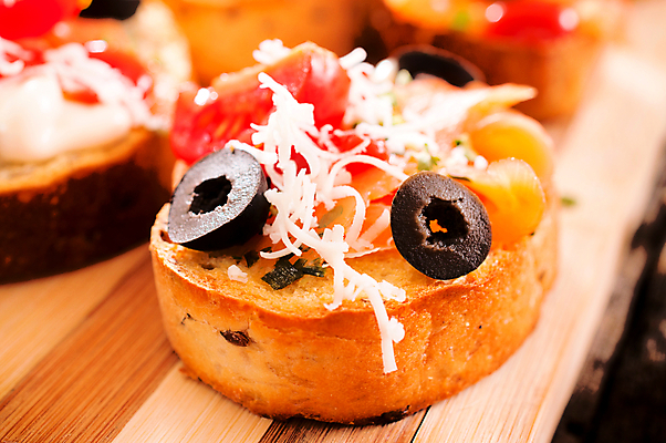 포토 JPG 해외이미지 음식 빵 조각 잎 양파 치즈 샌드위치 건강 마늘 어류 요리 사람없음 식당 검은색 식사 어둠 희망 이탈리아 신선 그릴 애피타이저 작음 다발 지중해 허브 상쾌 유기농 올리브 날것 슬라이스 연어 바질 브루스케타 블루치즈 전문 청어 개조 해외202004 해외포토 식물 웰빙 열매 감정 유럽 바다 컬러 채소 주방용품 유제품 상점 수중동물 크기 파일형식 이미지허브