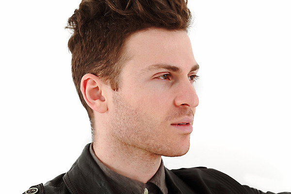 포토 JPG 해외이미지 백인 모델 1 응시 남자 얼굴 포즈 백그라운드 셔츠 한명 사람 성인 유행 검은색 재킷 흰색 표현 자신감 시원함 가죽 싱글 내추럴 고립 스타일 해외202004 해외포토 서양인 시선 감정 컬러 상의 신체부위 외투 파일형식 이미지허브