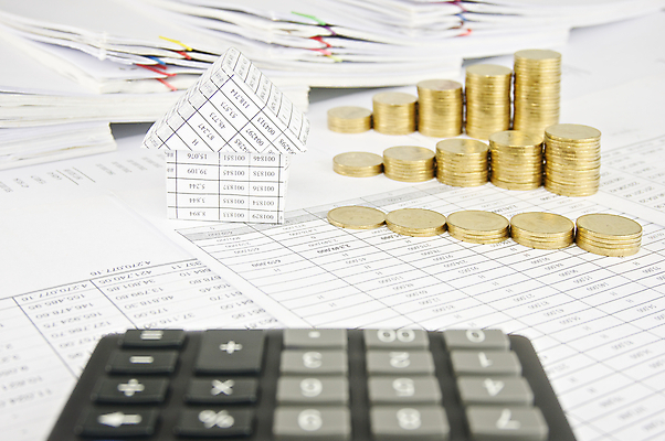 포토 JPG 해외이미지 종이 비즈니스 성공 설계 주택 사람없음 쌓기 동전 검은색 자료 계산기 흰색 업무 황금 인쇄 보고서 문서 영수증 시트 계좌 옛날 해외202004 해외포토 컬러 컨셉 돈 모션 문구용품 건물 금융 장비 작업 파일형식 이미지허브